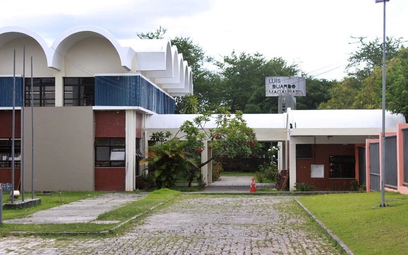 Governo do Estado requalifica biblioteca do Colégio Modelo em Camaçari