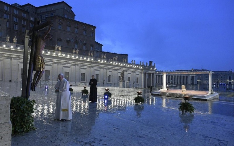 Em cena histórica, Papa Francisco reza sozinho e concede bênção pela pandemia do coronavírus