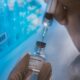 Covid-19: OMS espera produção de milhões de doses da vacina neste ano