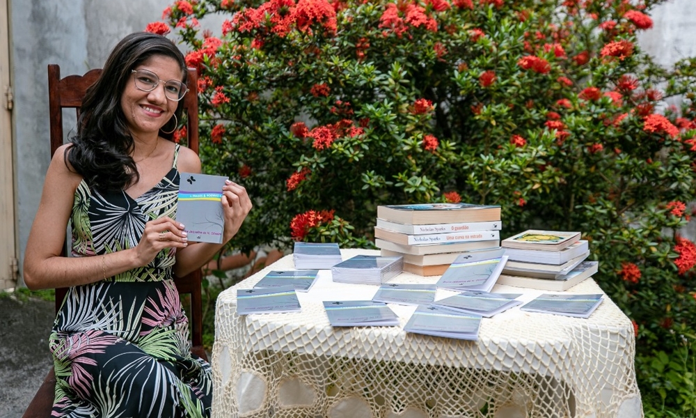 Escritora camaçariense publica livro de poemas para estímulo à leitura