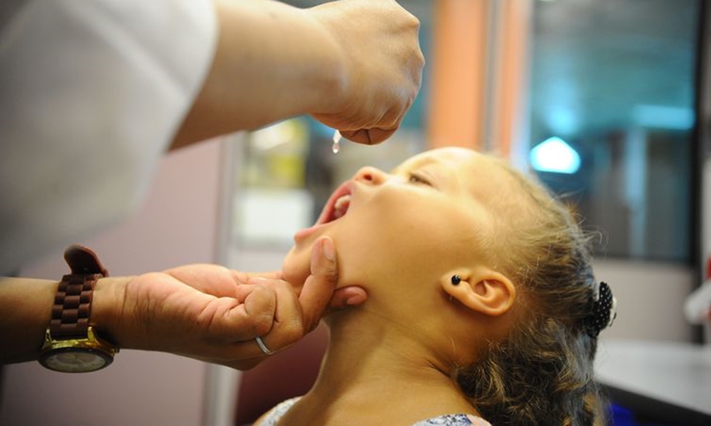 Apenas 35% das crianças foram vacinadas contra a poliomielite no Brasil; prazo se encerra dia 30