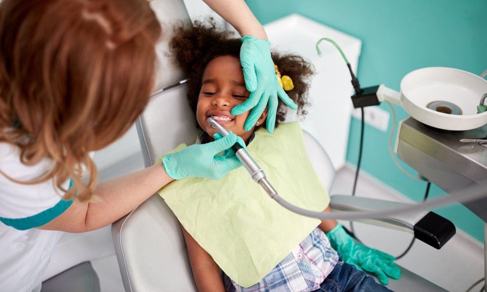 Dentista ressalta cuidados necessários com a saúde bucal no Dia das Crianças
