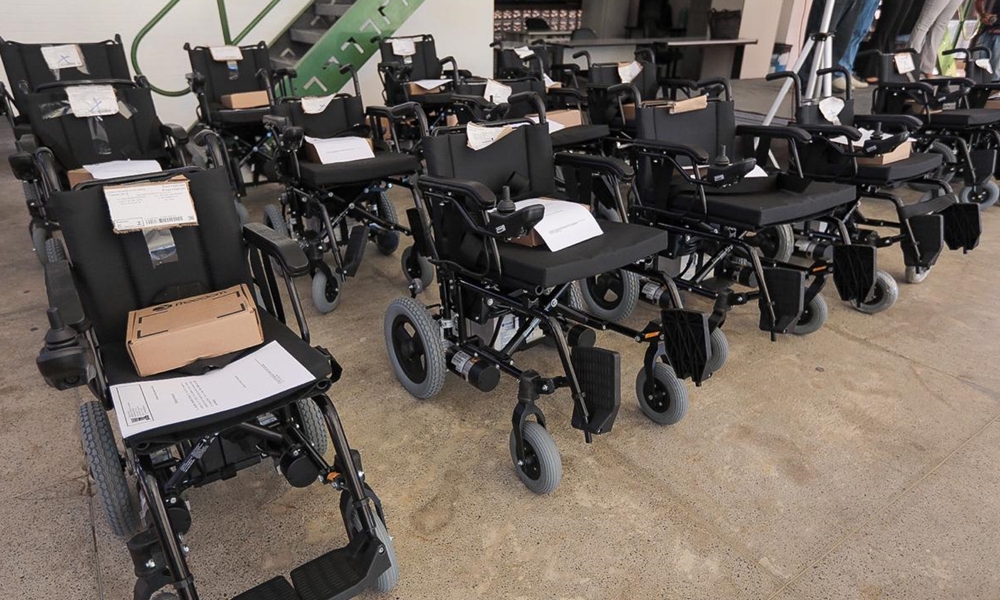 Prefeitura entrega mais 25 cadeiras de rodas e zera fila de espera