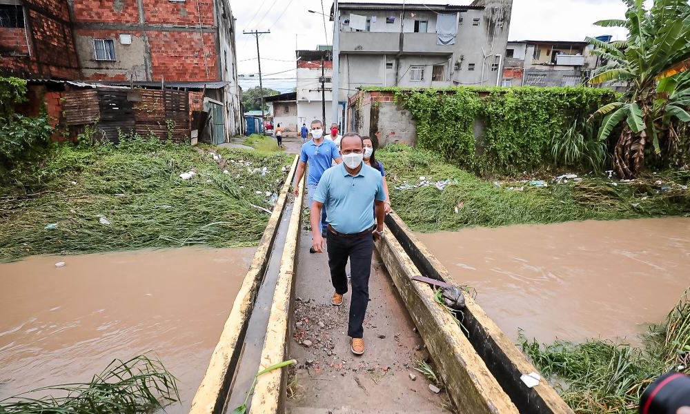 Elinaldo vistoria áreas e casas atingidas pela chuva