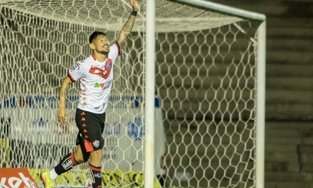 Fora de casa, Vitória goleia o Paraná com quatro gols