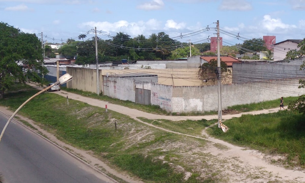 Moradores de Camaçari reivindicam indenização de terreno na região do Viaduto do Trabalhador