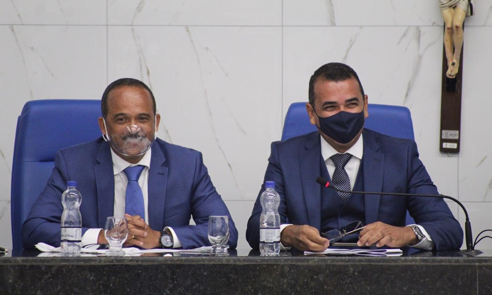 Elinaldo, Tude e vereadores tomam posse em Camaçari; Júnior Borges é eleito presidente da Câmara