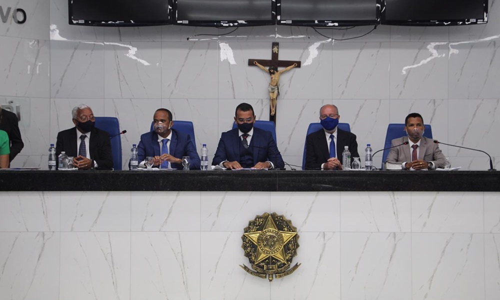 Elinaldo, Tude e vereadores tomam posse em Camaçari; Júnior Borges é eleito presidente da Câmara