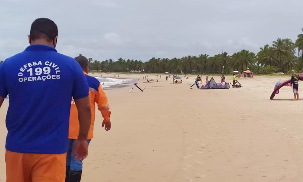 Apesar do caos na saúde, é preciso Defesa Civil tirar banhistas de praias em Camaçari