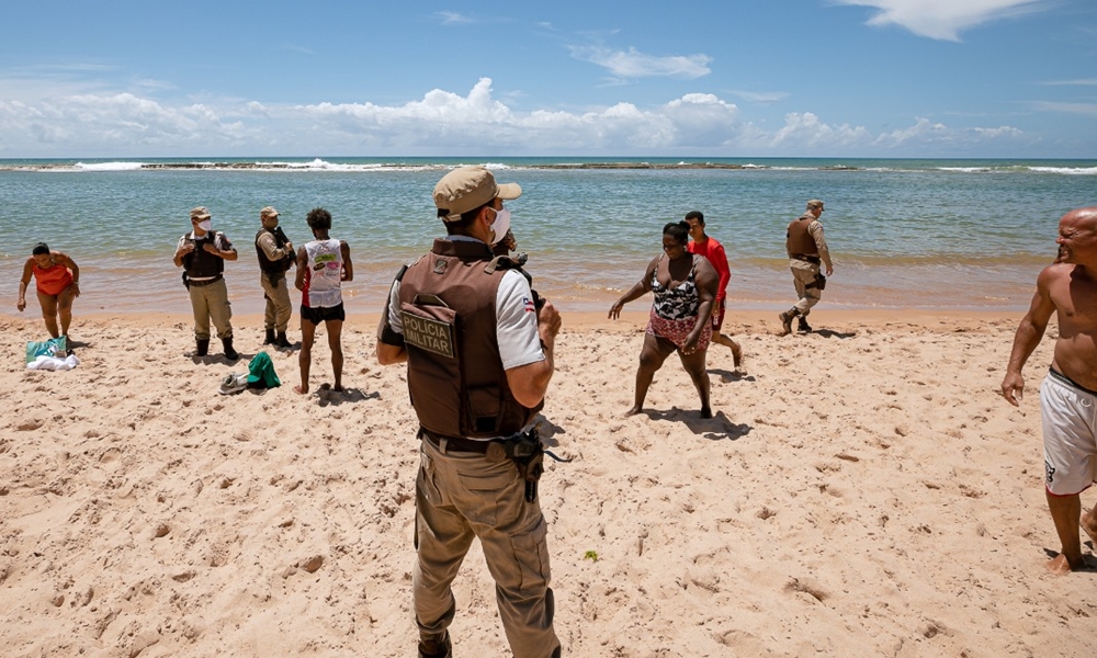 Governo de Camaçari e Polícia Militar retiram banhistas das praias