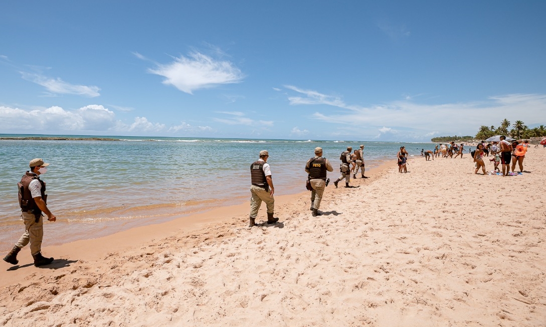 Governo de Camaçari e Polícia Militar retiram banhistas das praias