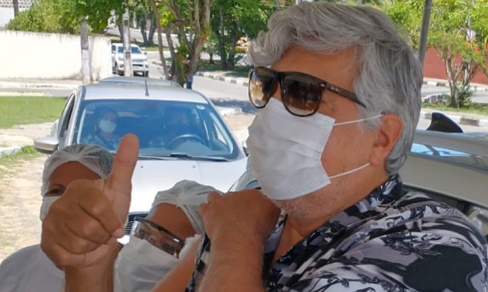 Em Lauro de Freitas, Sidney Magal é vacinado contra o coronavírus