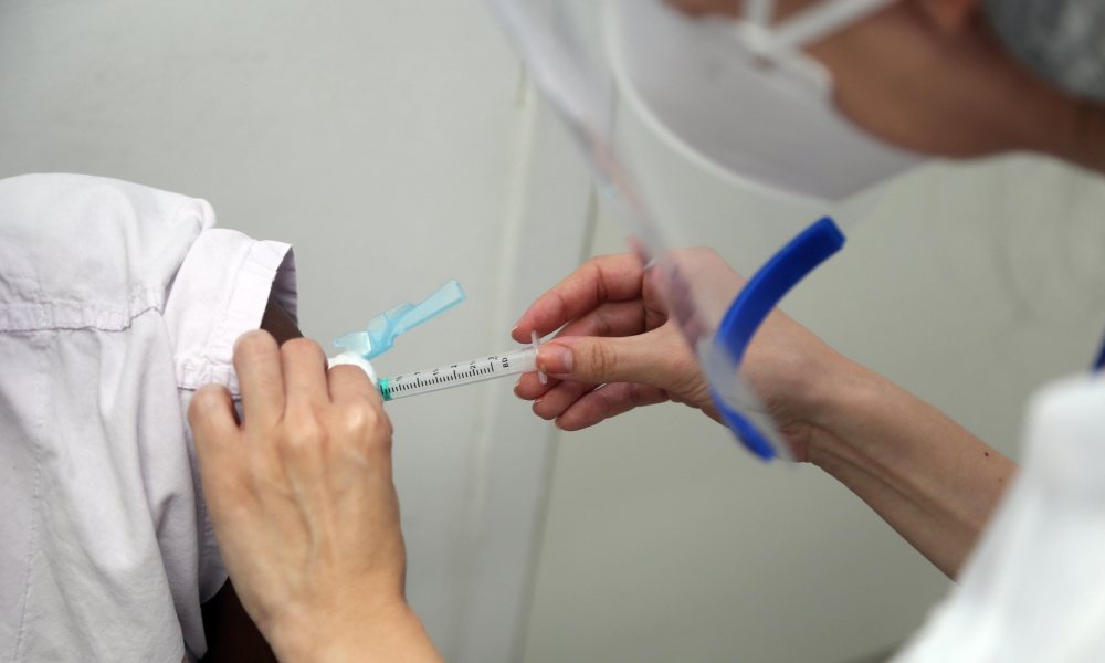 Vacinação contra Covid-19 para idosos a partir de 74 anos é iniciada em Salvador