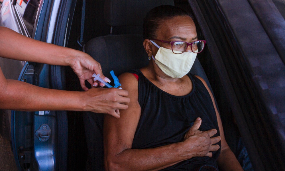 Vacinômetro: Sesau vacina 2.071 pessoas contra Covid-19 no fim de semana em Camaçari