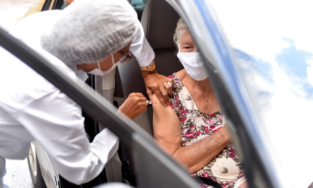 Salvador inicia aplicação da segunda dose de vacina contra Covid-19 em idosos