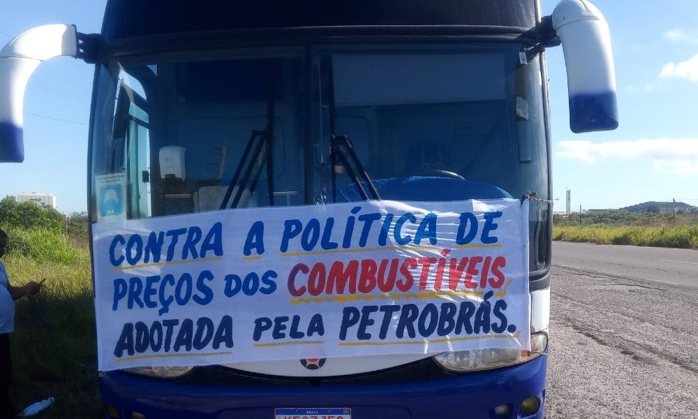 Motoristas autônomos protestam contra o aumento dos combustíveis em Camaçari