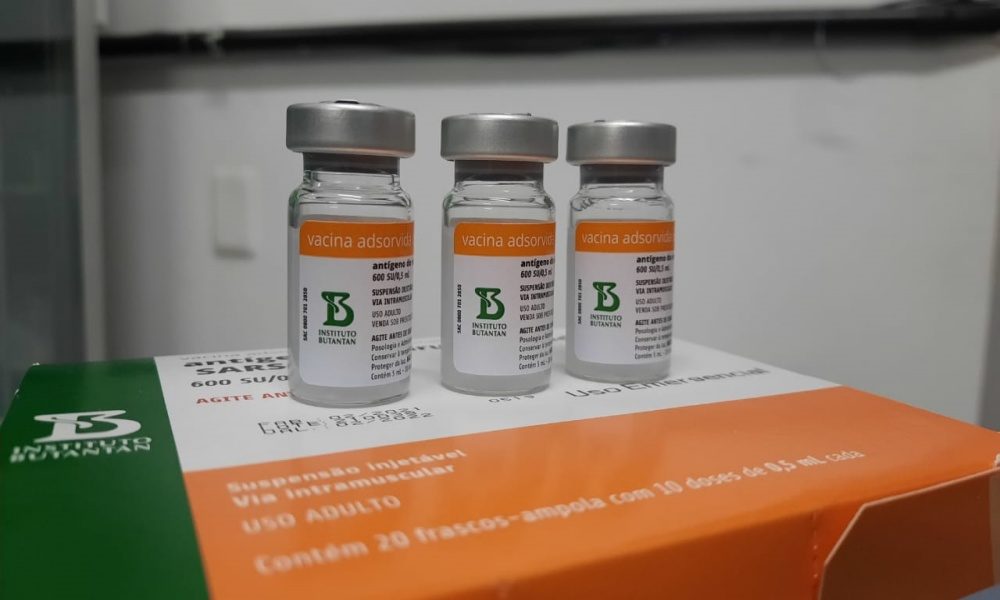 Camaçari recebe 2.430 doses da CoronaVac e vacinação será retomada