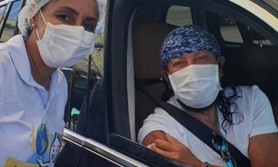 “Primeira dose de esperança”, diz Bell Marques após ser vacinado em Salvador