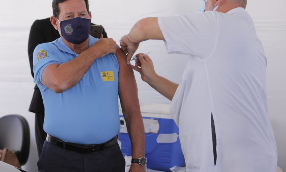 “Hoje fiz minha parte como cidadão consciente”, dispara vice-presidente Mourão ao ser vacinado