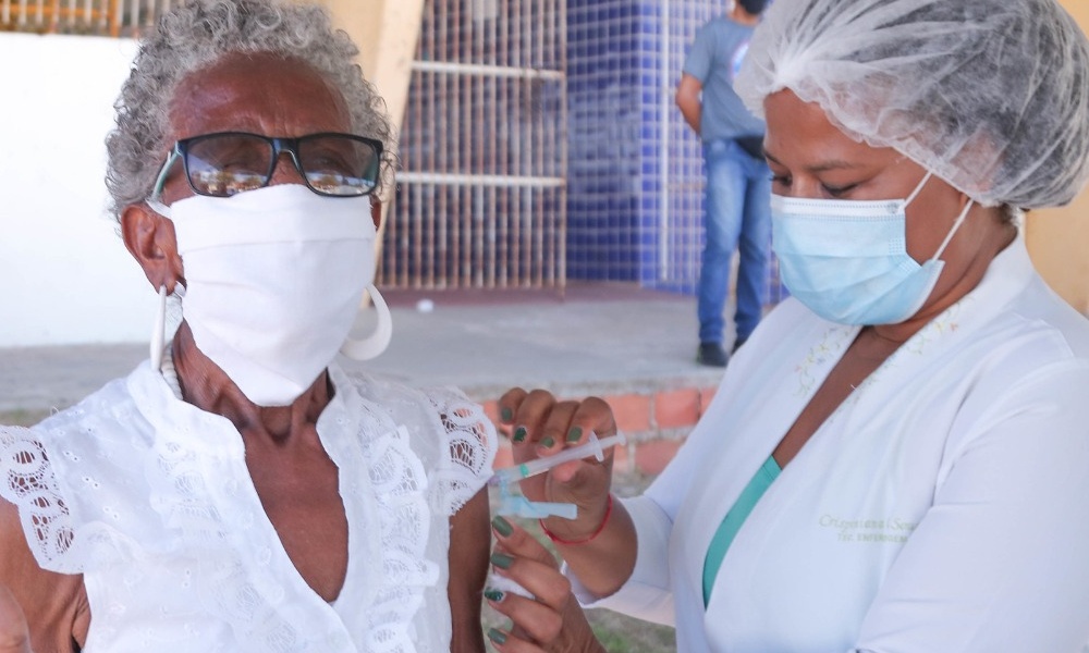Após estoque zerar, Lauro de Freitas suspende vacinação da primeira dose contra Covid-19