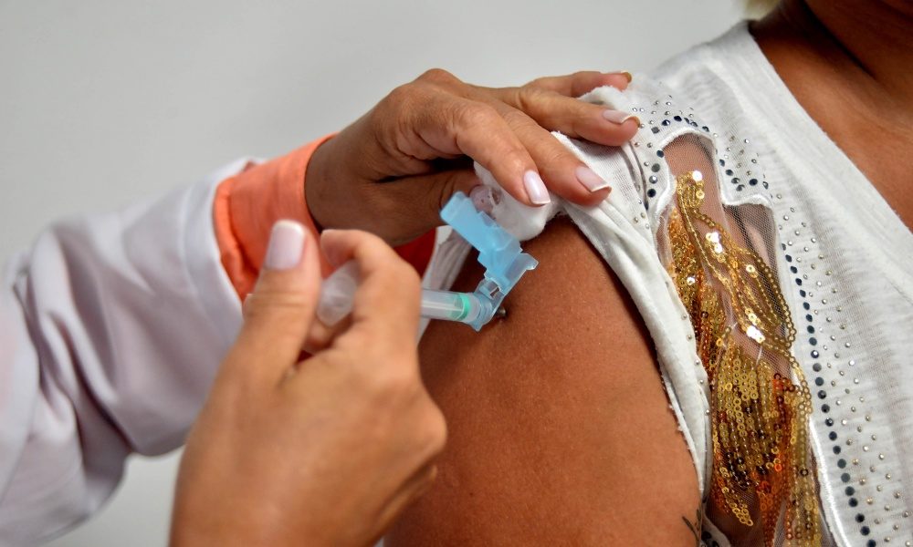 Vacinação contra Covid-19 em Salvador inclui três novas categorias profissionais nesta sexta