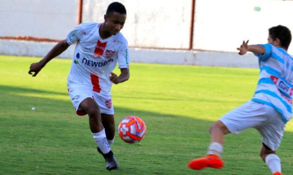 Lateral com passagem pelo futebol peruano, Bruninho reforça o Camaçari para disputa do Baianão
