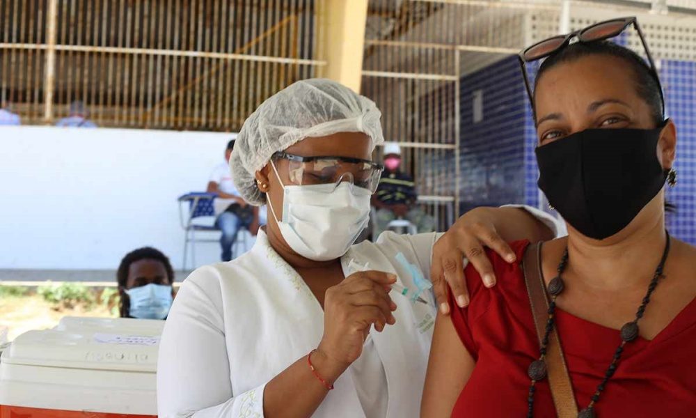 Vacinação contra Covid-19 é suspensa novamente em Lauro de Freitas por falta de doses