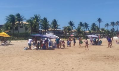 Defesa Civil retira mais de duas mil pessoas da praia de Guarajuba