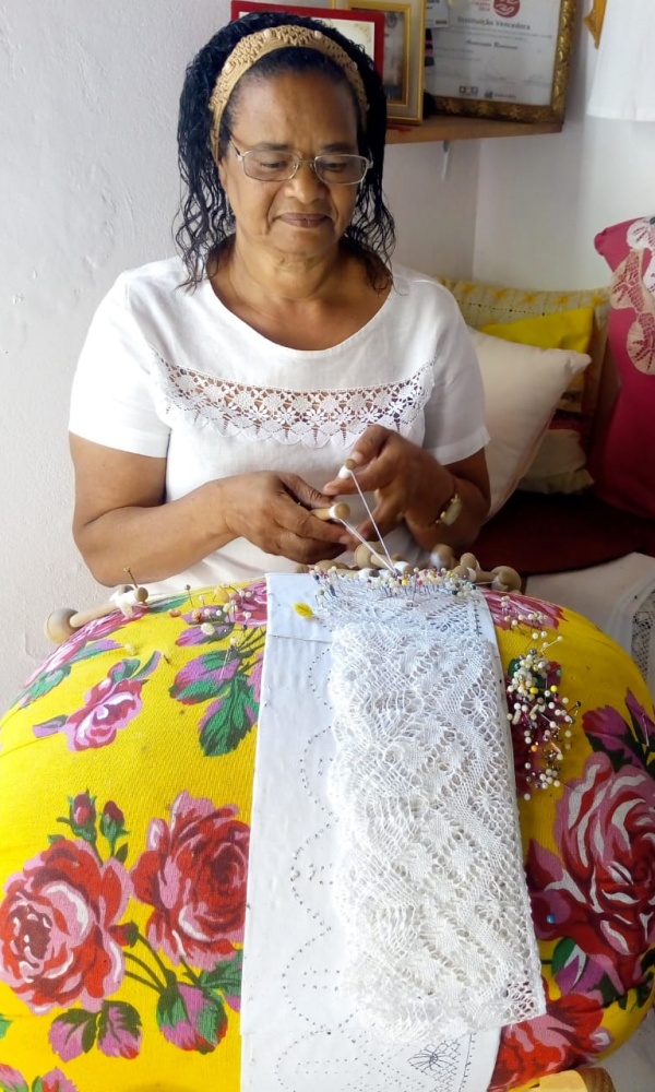 Dinoélia Trindade: primeira mestra de bilro da Bahia recebe certificado IOV Brasil - UNESCO