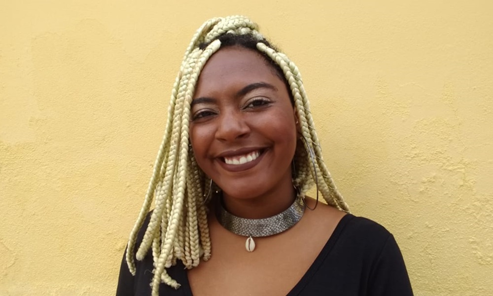 Camaçariense Lara Nunes aborda força e afeto em novo livro de poemas