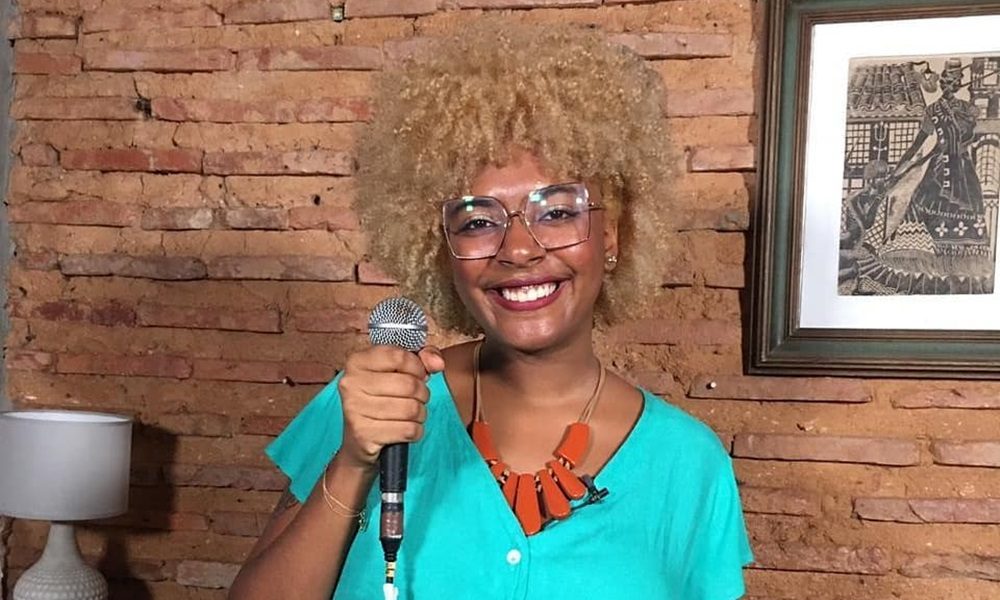 Música e poesia são ferramentas de resistência para Lara Nunes