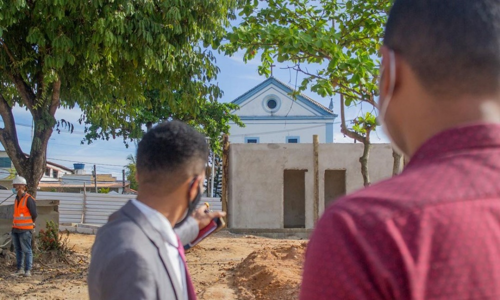 Vila de Abrantes: Dr. Samuka critica construção de quiosque na Praça da Matriz