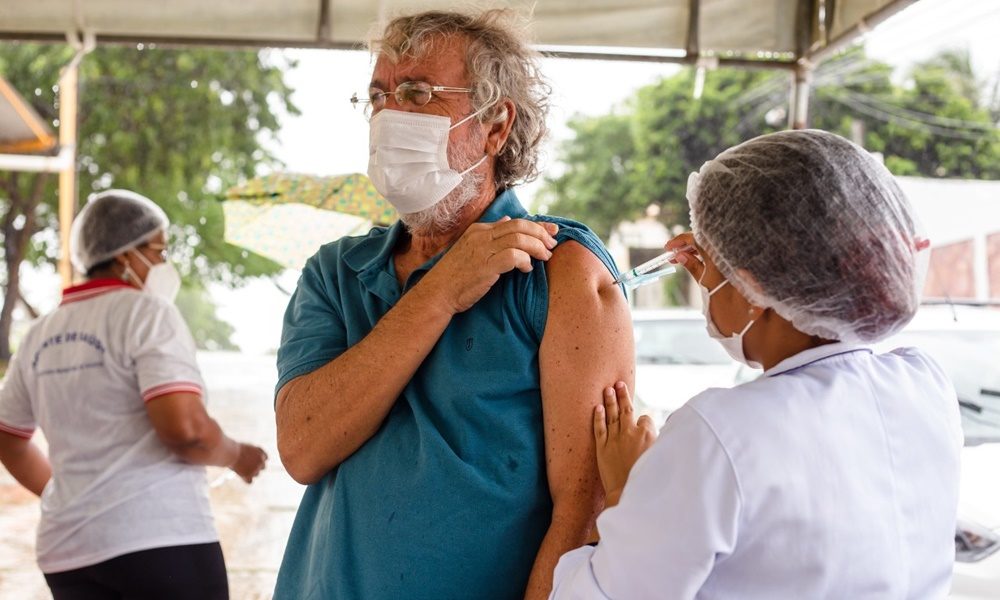 Lauro de Freitas inicia vacinação contra Covid-19 para pessoas com 58 anos