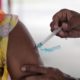 Remessa de vacina da Pfizer acaba e aplicação da primeira dose é suspensa em Camaçari