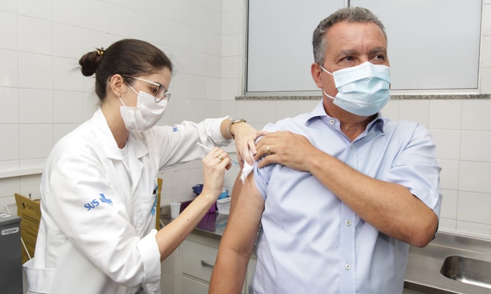Rui Costa é vacinado contra Covid-19 em Salvador