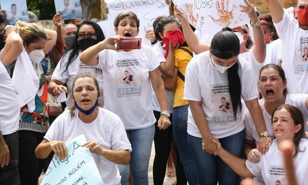 Familiares e amigos protestam contra morte de jovem de 17 anos em Monte Gordo