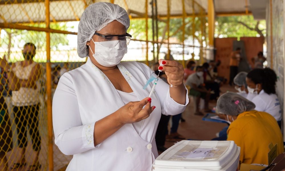 Vacinação contra Covid-19 avança para pessoas a partir dos 55 anos em Lauro de Freitas
