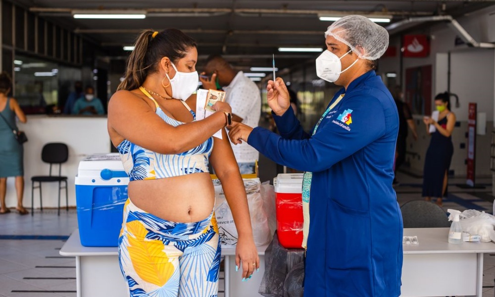 Sem doses, Lauro de Freitas suspende vacinação contra Covid-19