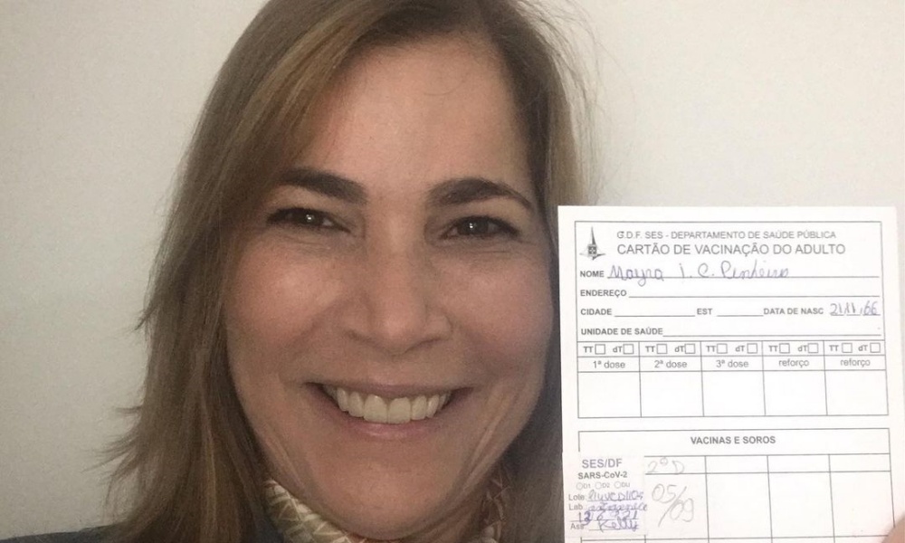 ‘Capitã Cloroquina’, secretária Mayra Pinheiro toma vacina contra Covid-19