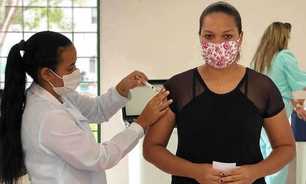 Dias d’Ávila inicia vacinação contra Covid-19 de pessoas com 44 anos