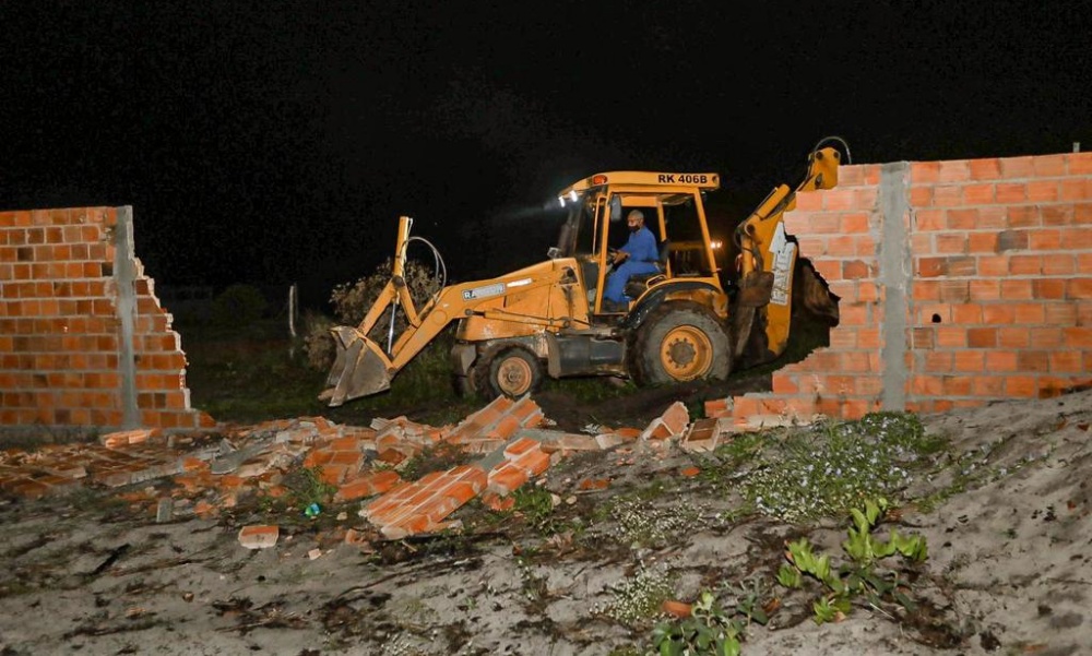 Operação da Sedur remove ocupação ilegal na costa de Camaçari