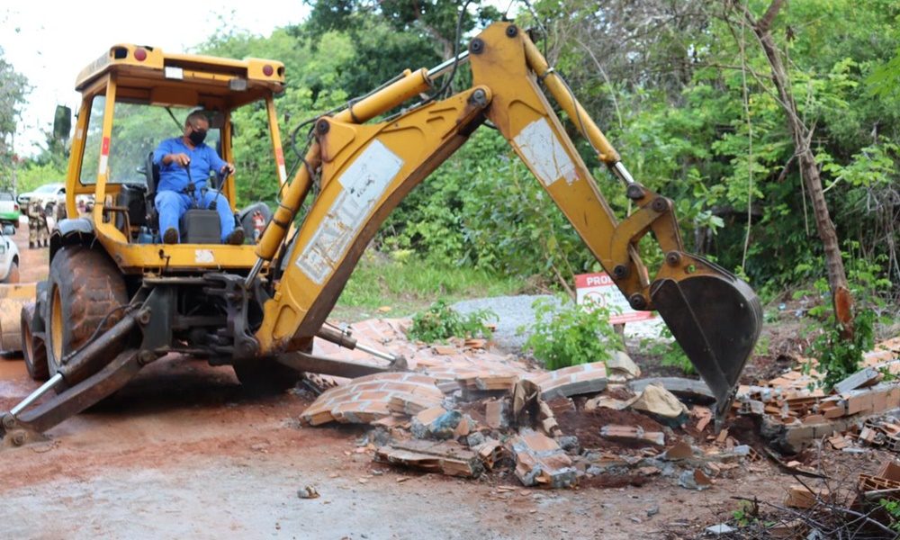 Construção irregular em área de preservação permanente é derrubada em Itacimirim