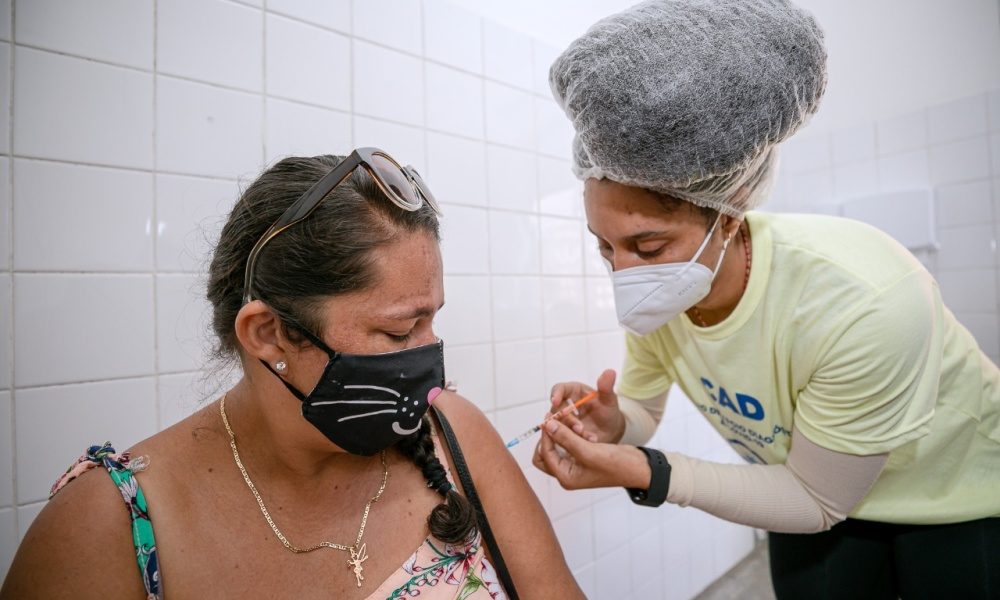 Vacinação contra Covid-19 continua hoje em Camaçari; mais de 38 mil ainda não tomaram primeira dose