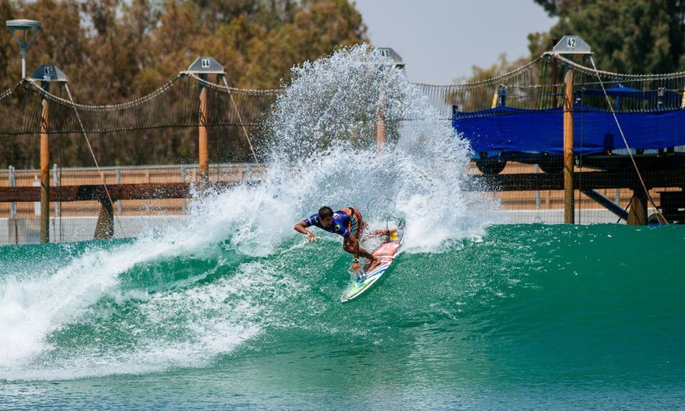 Filipe Toledo brilha no primeiro dia de competições no Surf Ranch