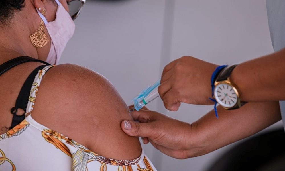 Vacinação contra Covid-19 retorna hoje em Camaçari; veja locais de atendimento