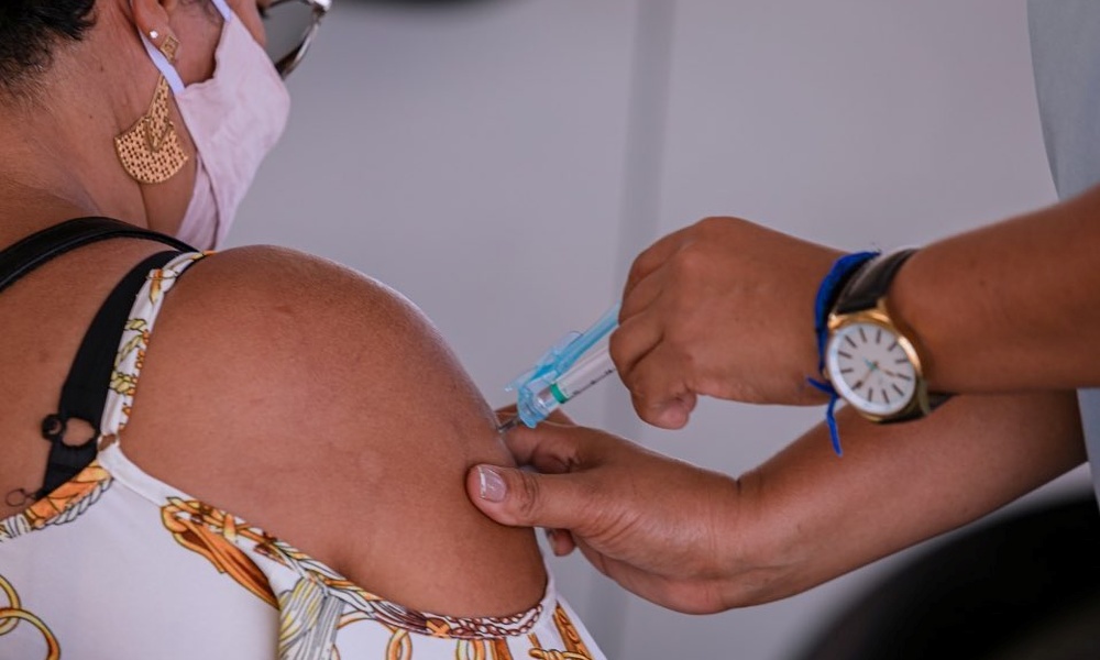 Veja os pontos de vacinação contra Covid-19 na sede e orla de Camaçari nesta sexta