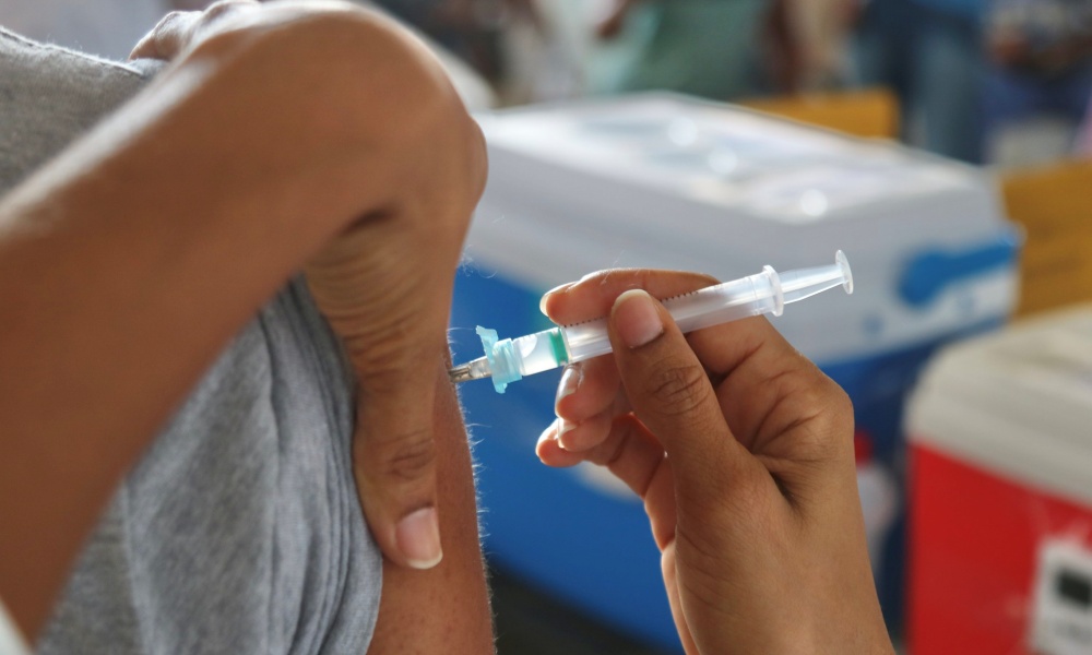 Lauro de Freitas inicia vacinação contra Covid-19 para pessoas em situação de rua