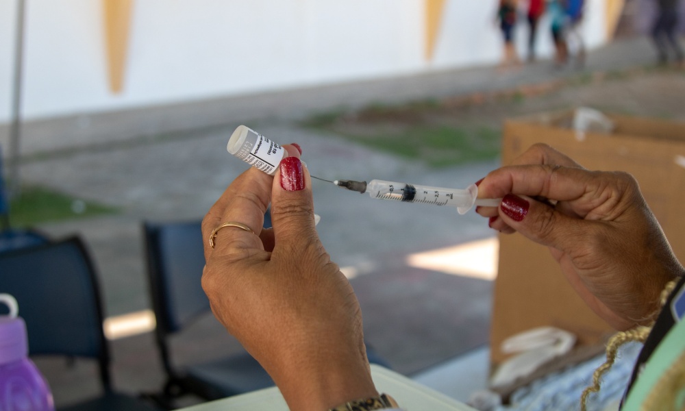 Lauro de Freitas vacina pessoas com 38 anos contra Covid-19 nesta quarta-feira