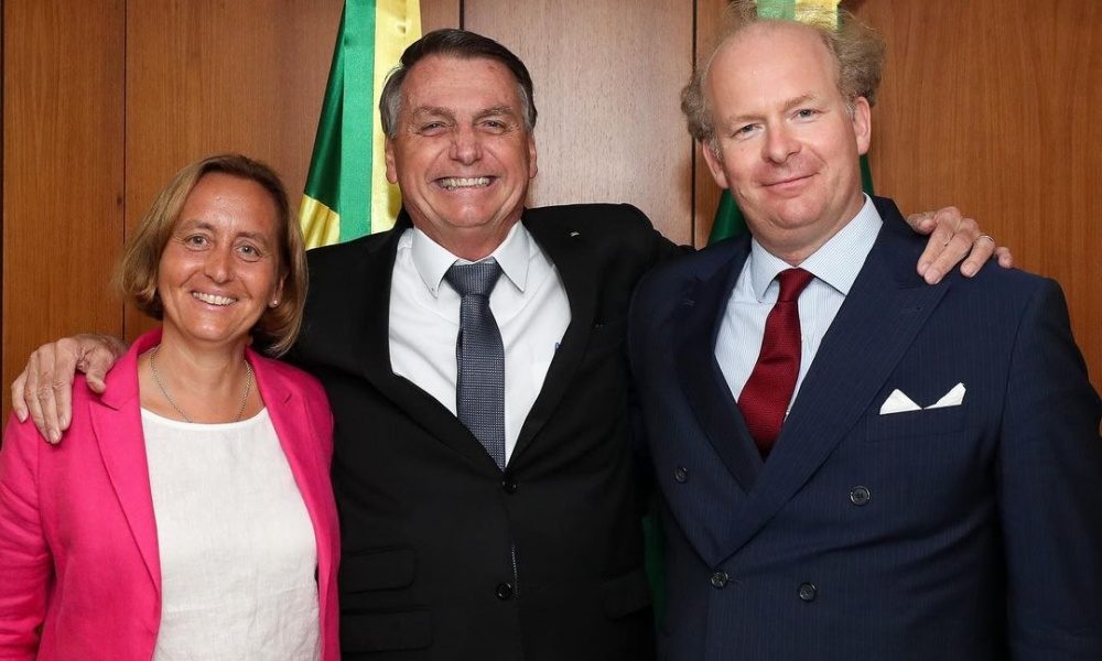 Bolsonaro posa em foto ao lado de deputada neonazista e neta de ministro de Hitler