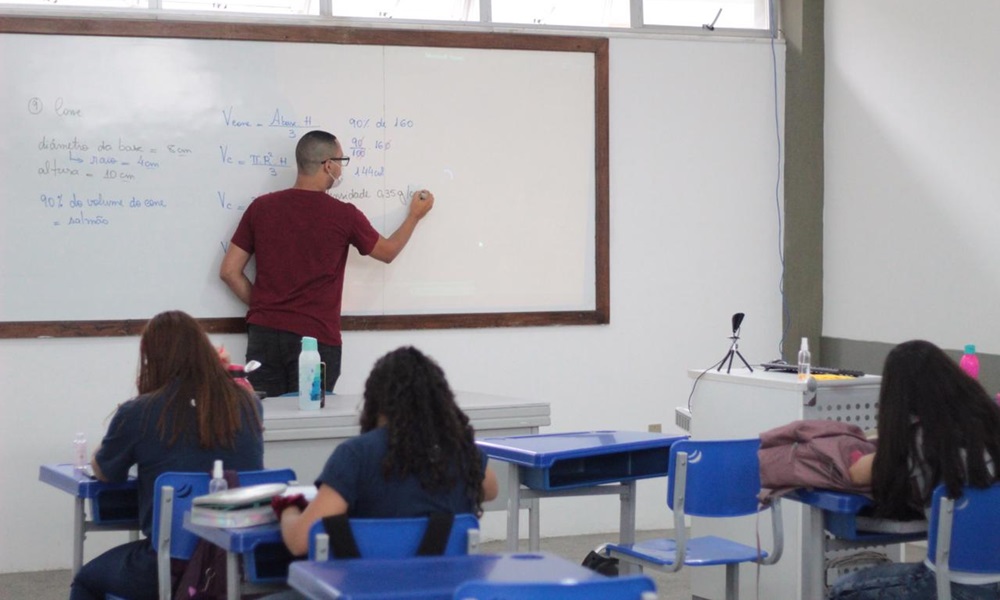 Educadores e alunos comemoram retorno das aulas presenciais na rede privada de Camaçari